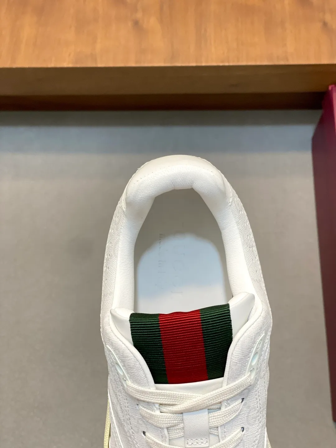 Men's Shoes 💰660 𝐆𝐮𝐜𝐜𝐢 𝐑𝐞-𝐖𝐞𝐛 As the first sneaker created by Sabato De Sarno for Gucci, the Re-Web series reinterprets the brand's classic stripes and sets off the modern silhouette design with bold and unique details. These shoes are crafted from white leather. This new sneaker is ingeniously decorated with many of the brand's classic details, and is equipped with a bright red and green webbing tongue, which will make people fall in love at first sight. White leather treated with a special process for softness and luster, with an embossed grainy texture. Script Gucci logo and interlocking G web label with Interlocking G and script Gucci logo. Rubber outsole with interlocking G detail eyelets. Web tongue. Size: 39-44 (customized for sizes 38 and 45)
